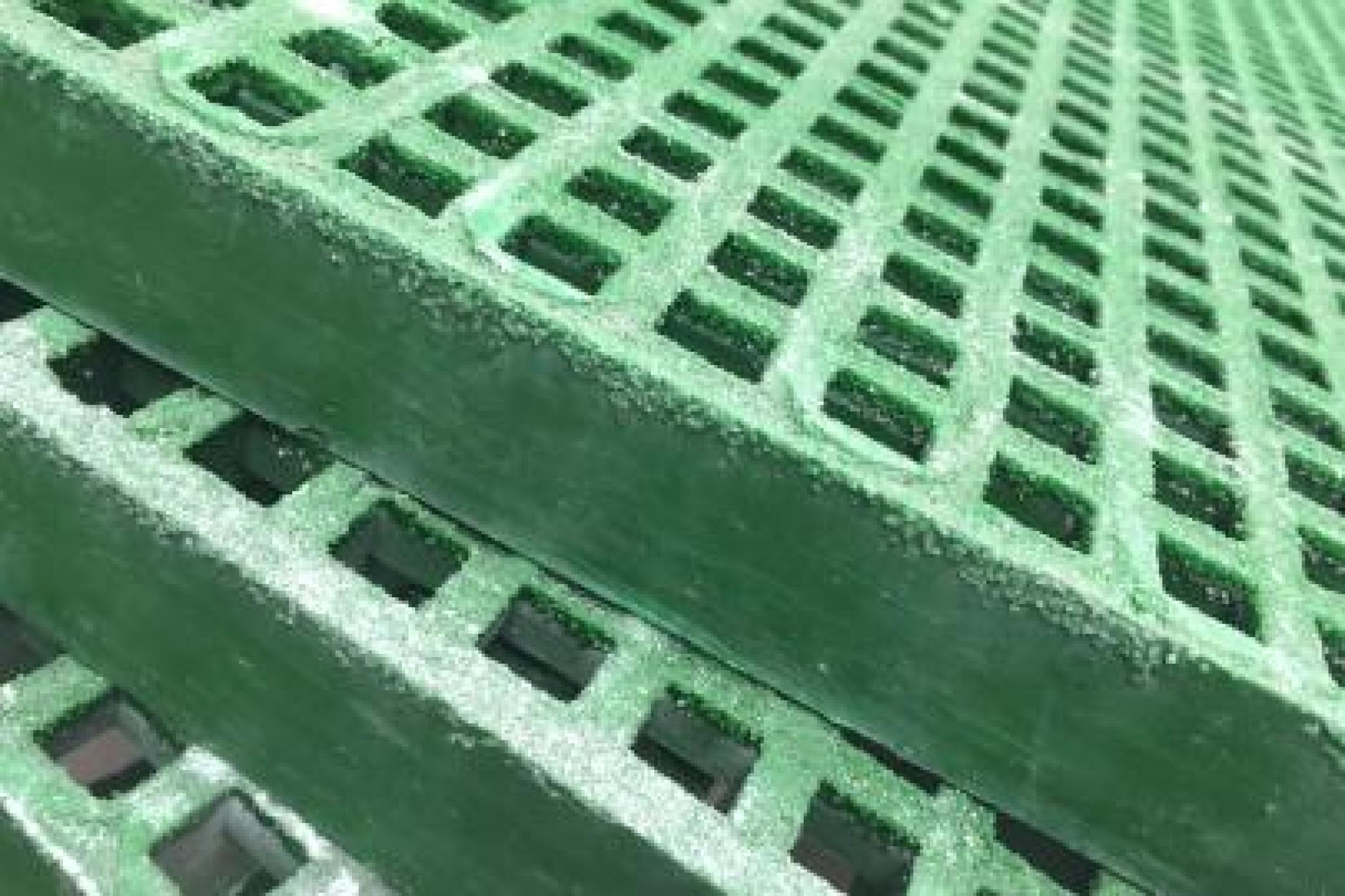 Détail d’un caillebotis polyester silicé